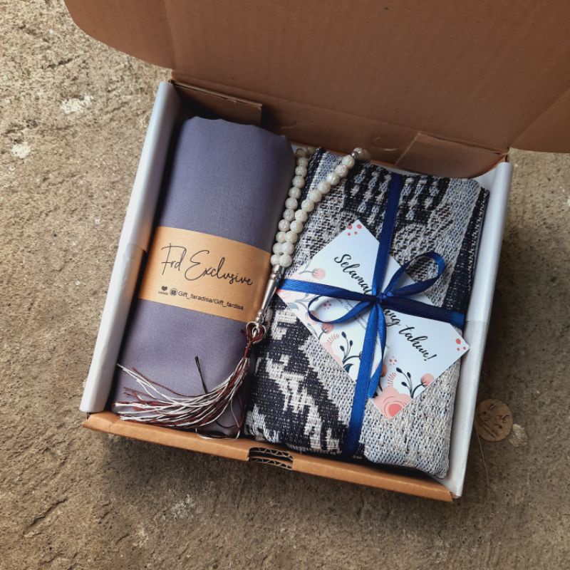 hampers hijab sajadah gift box wedding ulang tahun graduation