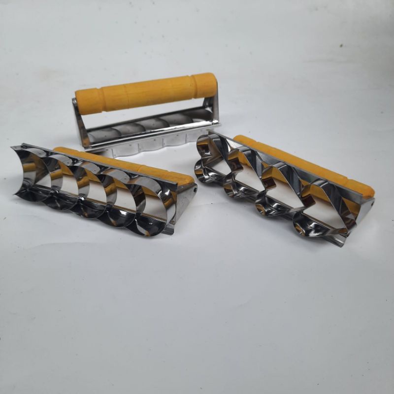 Cetakan letter kue kacang bentuk bulan dan love