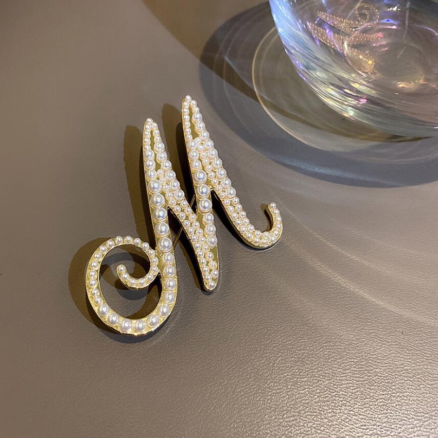 Bros Bentuk Huruf M Aksen Mutiara Warna Emas Untuk Wanita