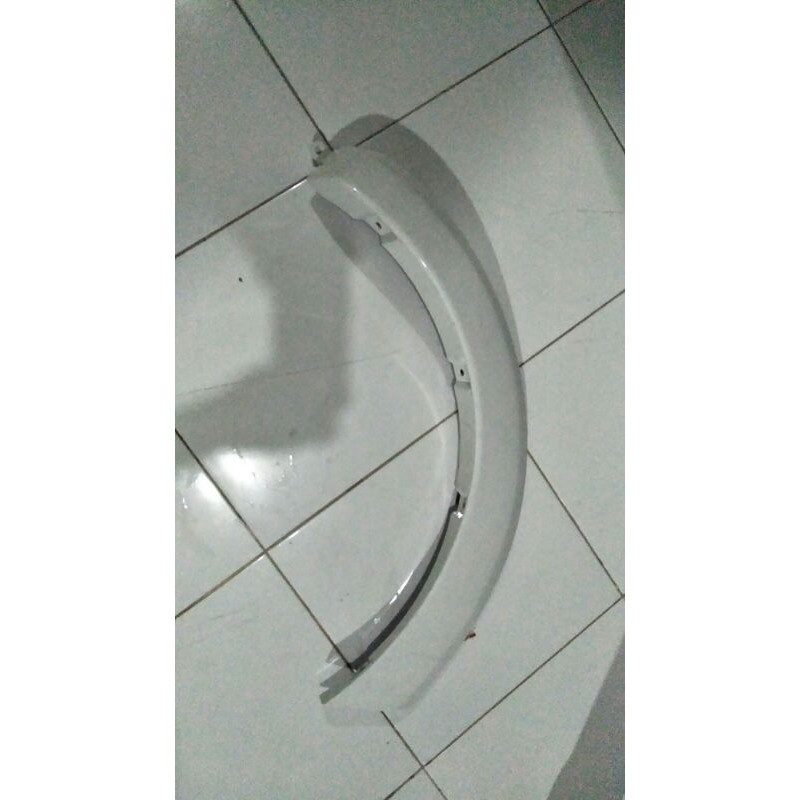 overfender kanan belakang yang nempel dibemper rush terios ori 2013 2016