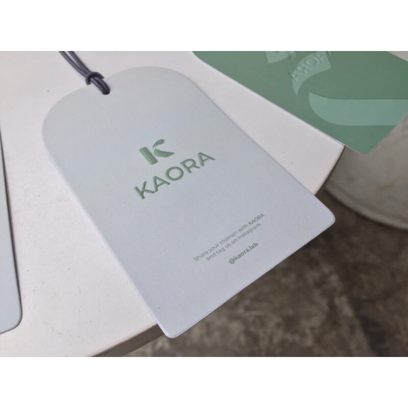 

hangtag exclusive logo emboss timbul