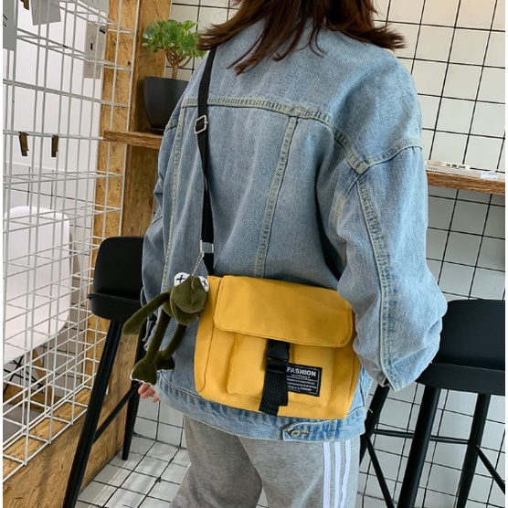 Tas Korea Kasual Sederhana Kipas Sastra Solid Messenger Bag Tas Kanvas Tebal Tas Fashion Pria Wanita Import Korean Casual Simple Literary Fan Solid Messenger Bag Canvas Bag Fashion Bags