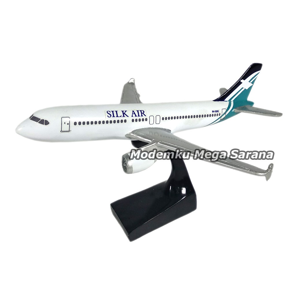 Miniatur Pesawat Terbang Silk Air 20x17x12cm - Fiber Glass [Packing Kayu]