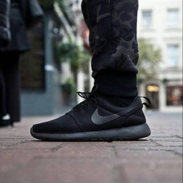 nike roshe run full black