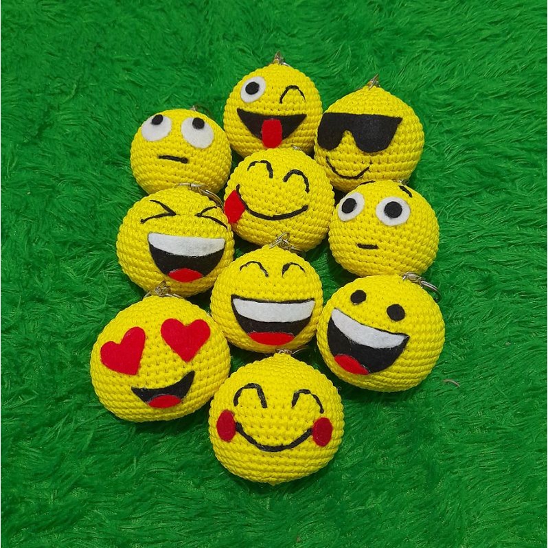 Gantungan kunci emoticon / emoji smile rajut