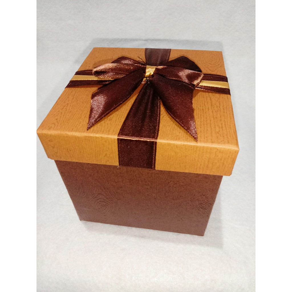 

Kotak kado / Gift box cover fancy paper classic kombinasi uk 10x10x10 cm