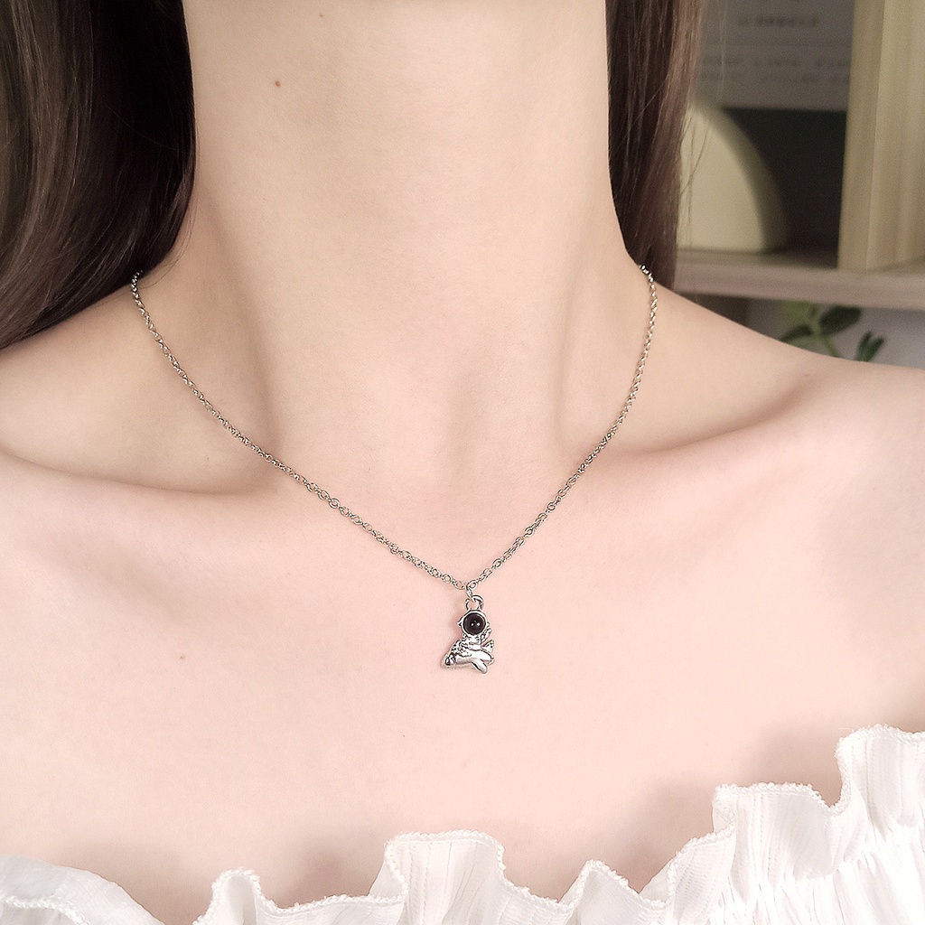 Kalung Liontin Logam Astronot Niche Fashion Rantai Klavikula Wanita Astronot Perak Gaya Pasangan