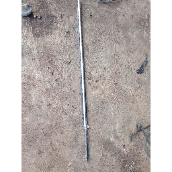 pelipit kaca pintu kiri depan ford laser GL mazda 323