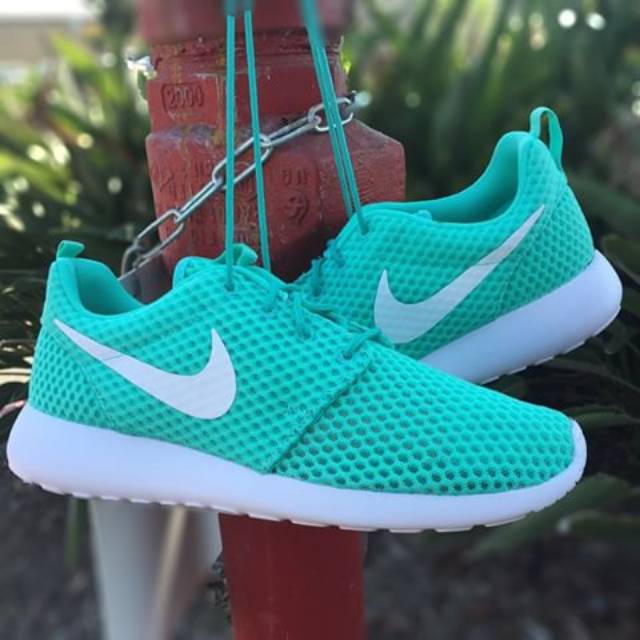 nike roshe run mint green