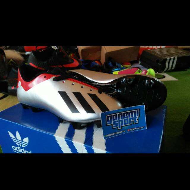 Sepatu sepak bola anak Adidas X
