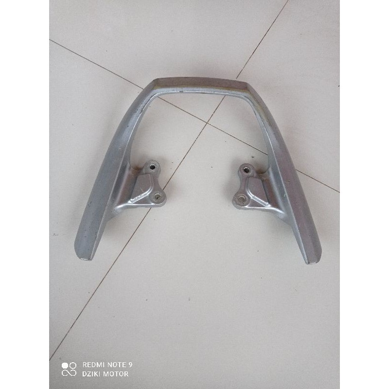 Behel Begel Pegangan Jok Honda Megapro Mono Monoshock Original