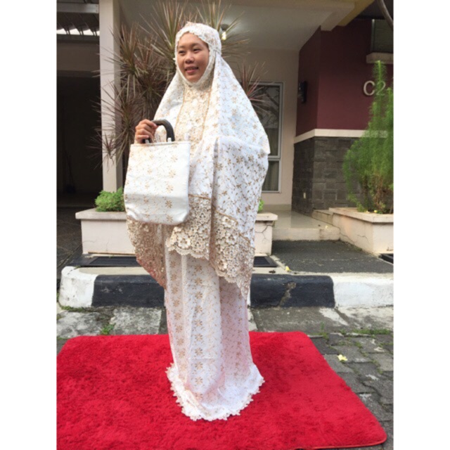 Mukena prada hitam renda bunga besar