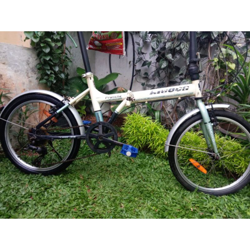 Sepeda lipet batang lurus