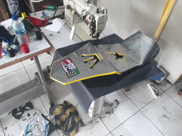 Jok vixion old modifikasi body vixion new lubang motif biker karbon