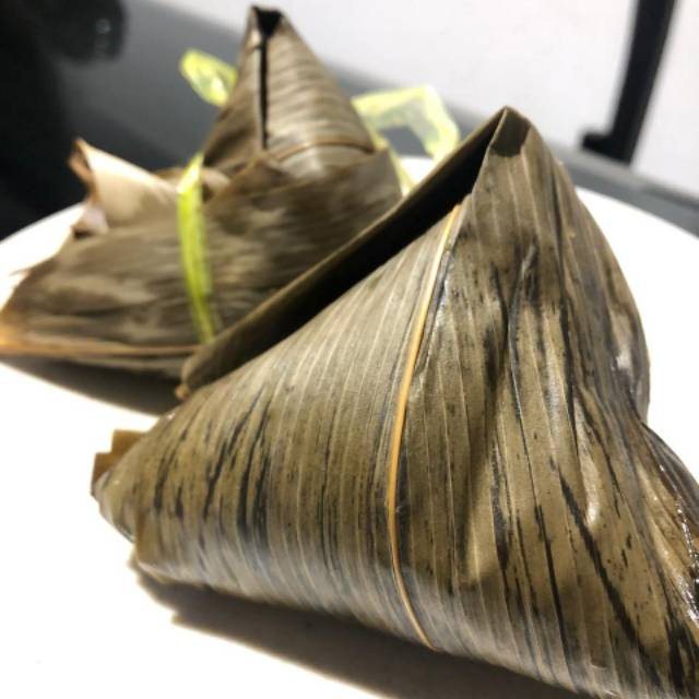 

BAKCANG / BAK CANG ISI DAGING BABI KOMPLIT TELUR ASIN
