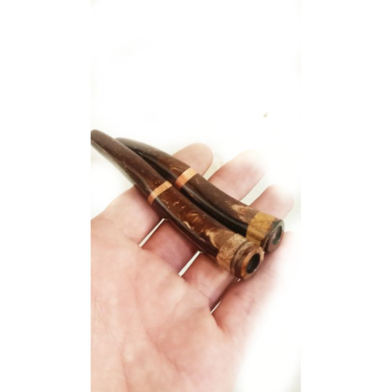 Pipa rokok unik dari batok kelapa