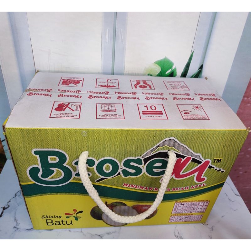 

Minuman Sari Apel Brosem isi 32 oleh2 khas wisata kota batu - malang