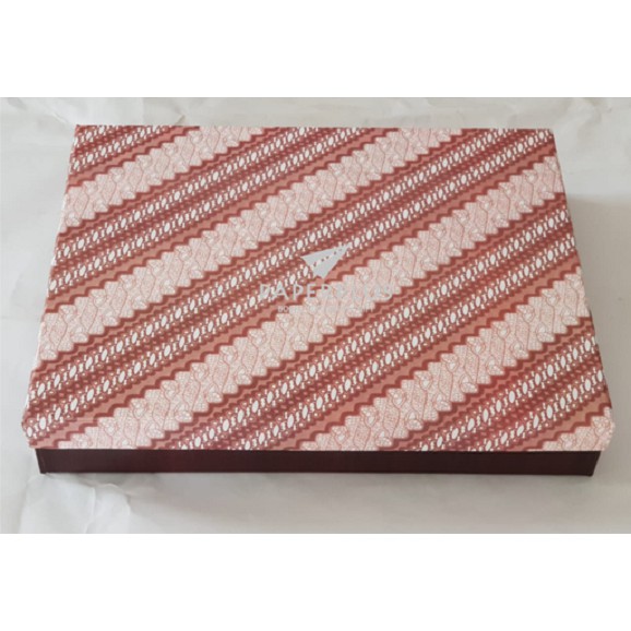 

Kotak Kado / Kotak Hadiah / Gift Box Persegi Batik Coklat Merah