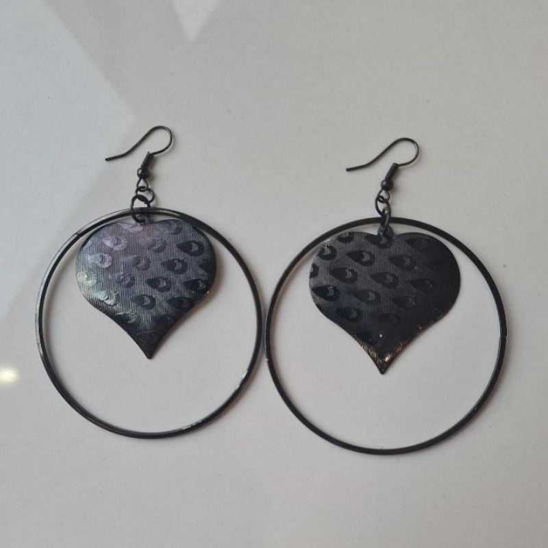 Anting wanita bulat hati hitam preloved