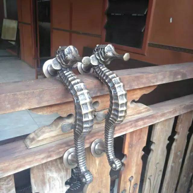 Handle Pintu / Gagang Pintu Rumah Pagar Kuningan Motif Kuda Laut 02