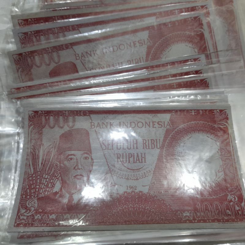 uang souvenir soekarno gulung melengkung pecahan 10k warna merah
