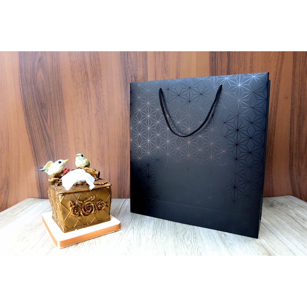 

Paper Bag Tas Kertas Elegant Motif Star Laminasi Doff Spot UV Uk. 33 x 35 x 10 cm per pack isi 10 pcs