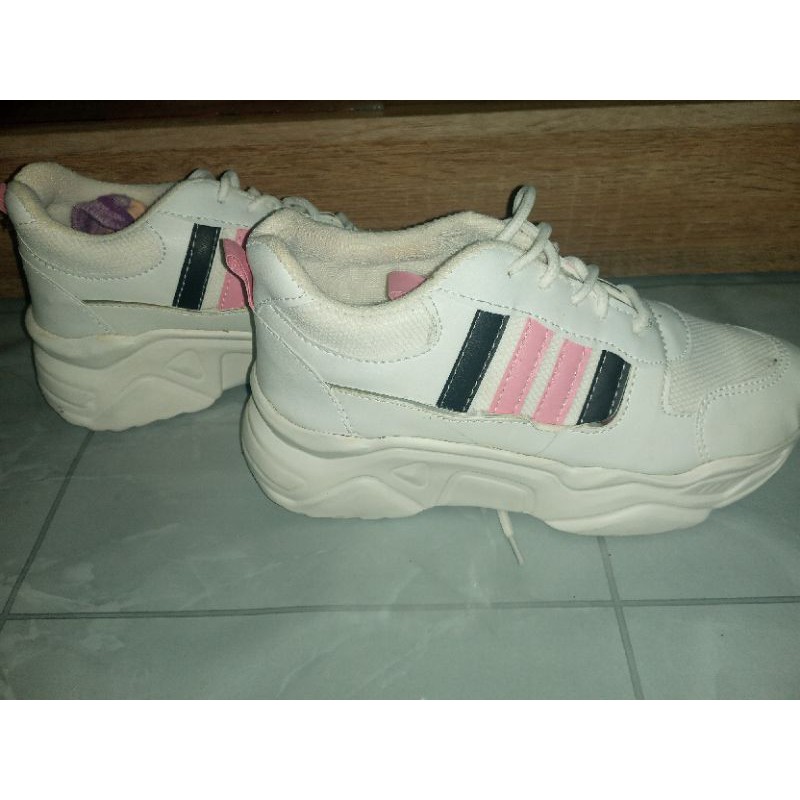 preloved sepatu cats putih wanita