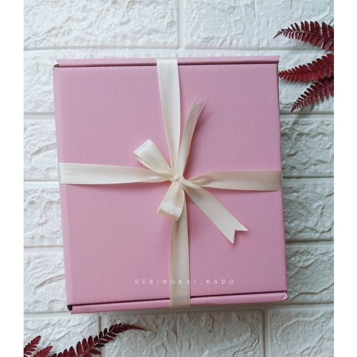 

Gift Box Warna Pastel 22x22x8