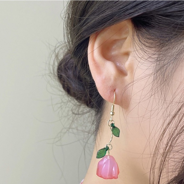 Anting Tusuk Motif Bunga Hias Mutiara Imitasi Ala Korea Warna Pink Untuk Wanita / Musim Panas