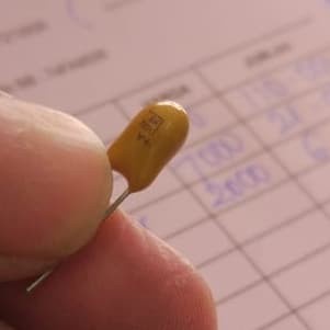 Kapasitor Capasitor Tantalum 10uf mikro 35 v volt