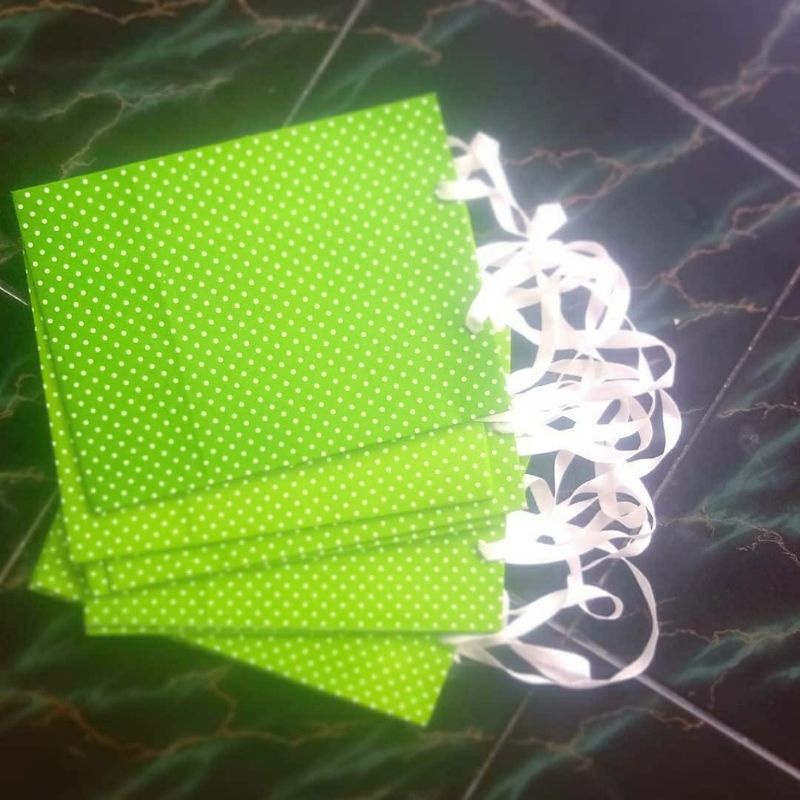 

paperbag polkadot (20*12*25cm) 1kg = 2 lusin