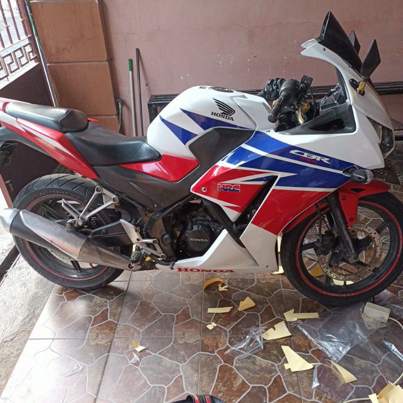 striping stiker les body cbr 2015 putih 150 r