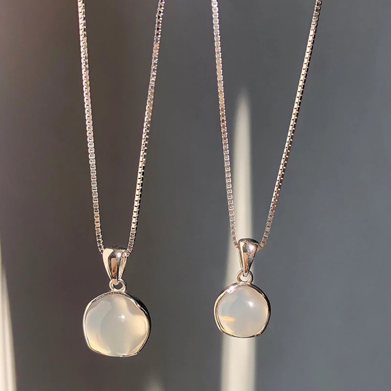 Kalung Rantai Klavikula Hias Liontin Lingkaran Kalsedon Warna Silver Putih Gaya Minimalis Untuk Wanita