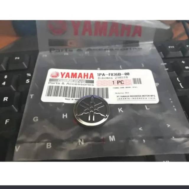 EMBLEM LOGO VISOR YAMAHA VIXION NEW R25 ORIGINAL