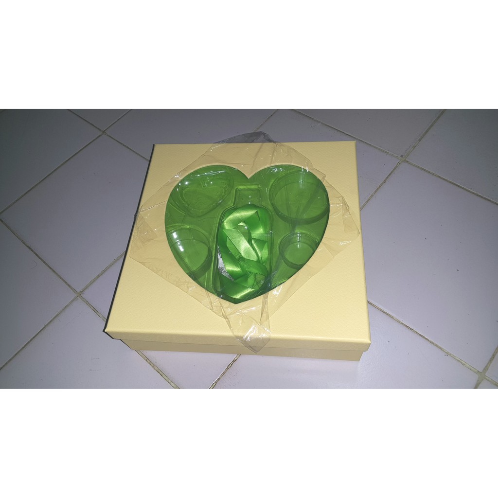 

The body shop exclusive heart gift box shea kotak seserahan hantaran kado