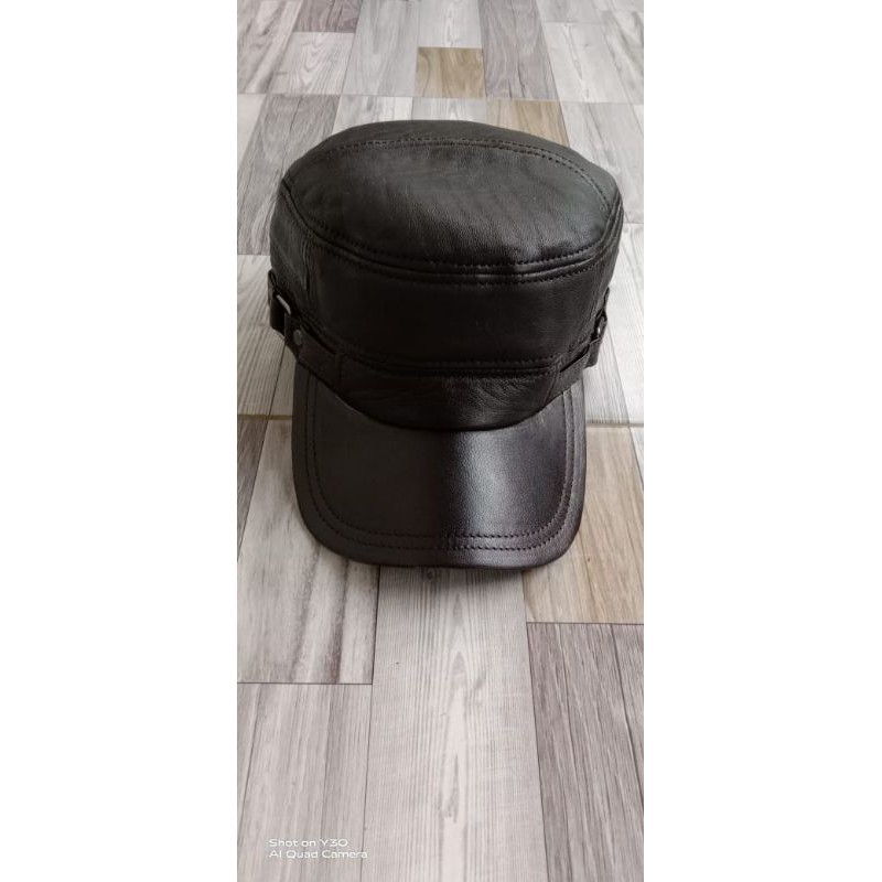 Topi pria. Topi komando terbuat dari kulit asli Garut.