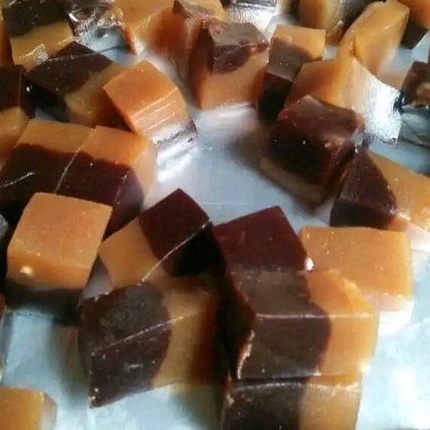 

dodol moca susu 500g / dodol murah / dodol picnic / dodol kombinasi / dodol wijen / dodol tidak lengket di kertas atau bungkus