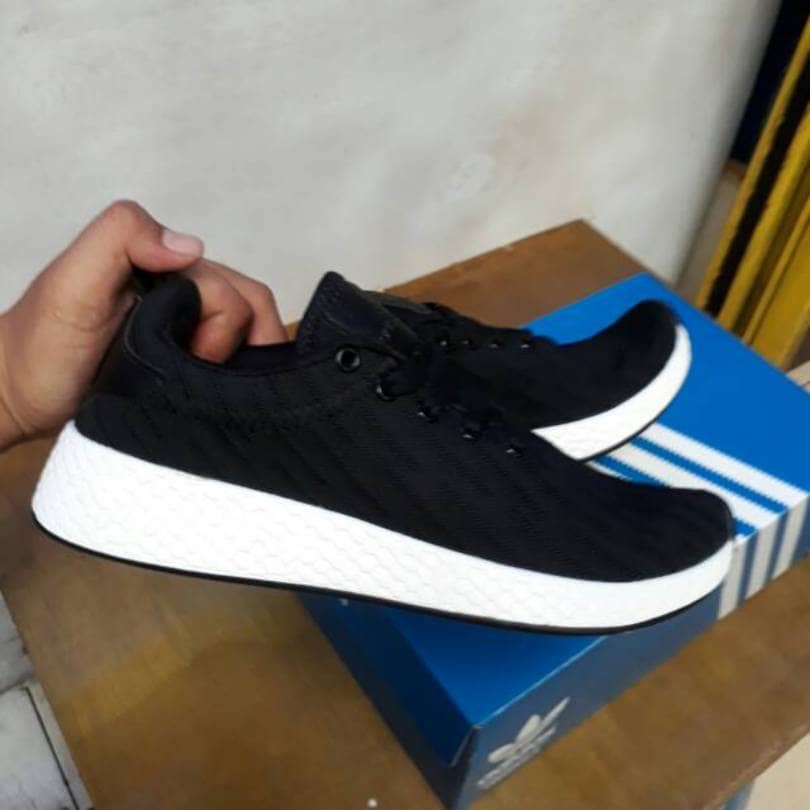 Sepatu Basket KuliahSepatu Adidas NMD R2 Grade Original / Black White / Import Quality