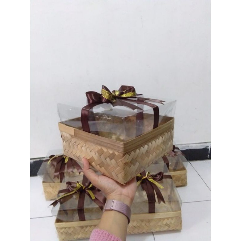

Besek Bambu 22cm Mika Tinggi Pita Double|Wadah Hampers|Anyaman Tempat Serahan|Hantaran|Parcel|Natal