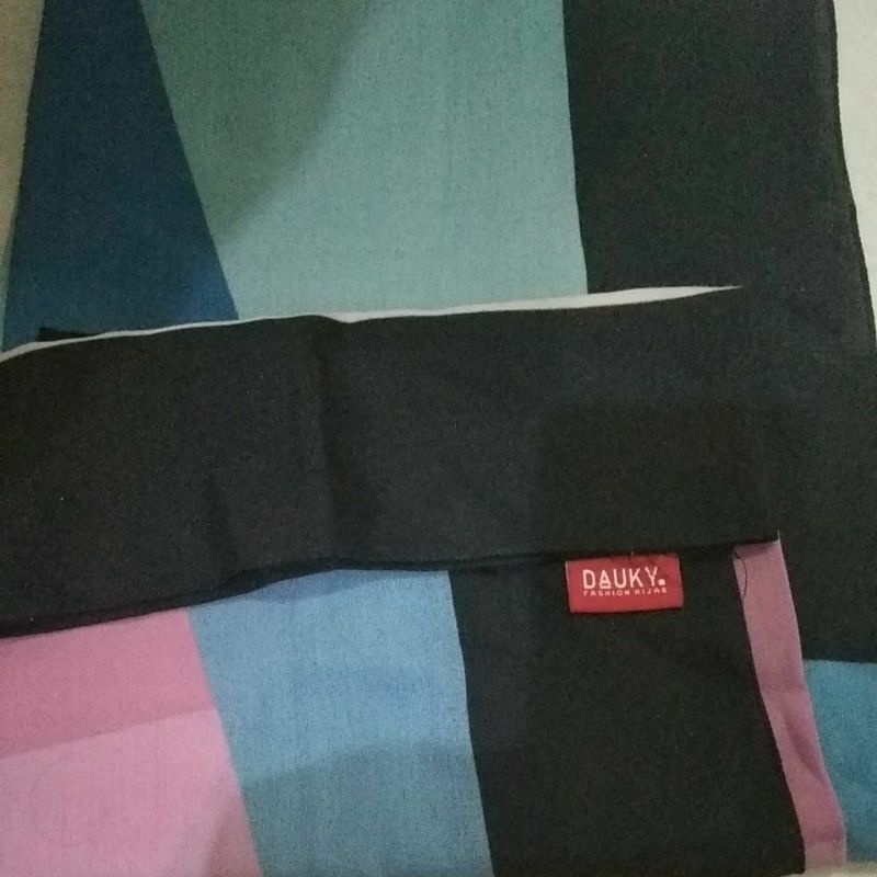 Preloved hijab segi empat Dauky