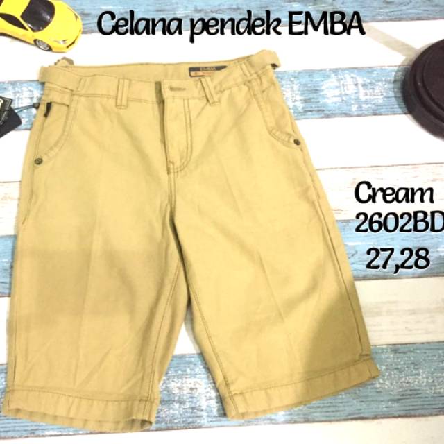 Celana pendek Emba