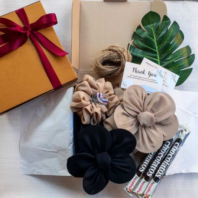 

(TERMURAH) Hampers Hijab Bunga Aesthetic | Kado Ulang Tahun, Wisuda, Pernikahan