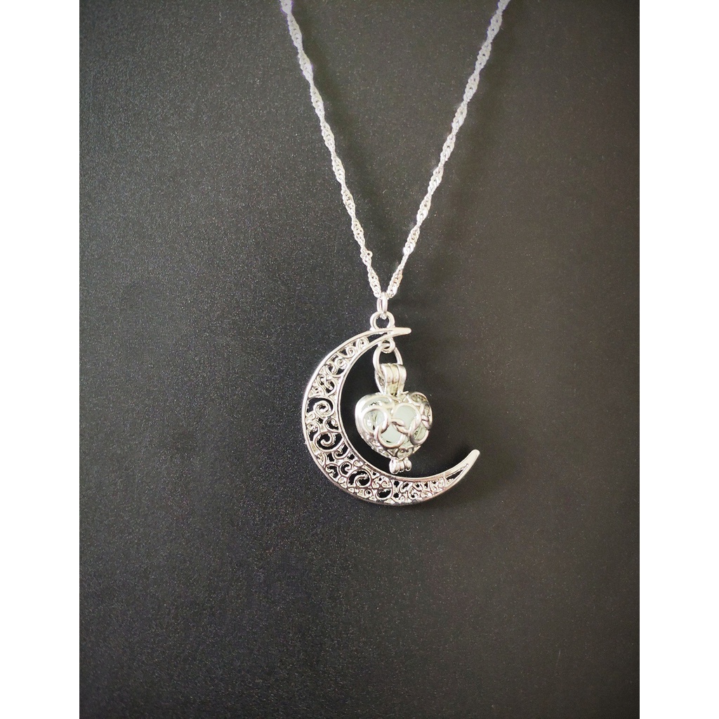 Kalung Desain Bulan Hollow Luminous Bahan Alloy Untuk Halloween