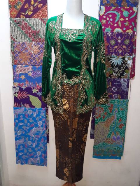 kebaya bludru kelabang