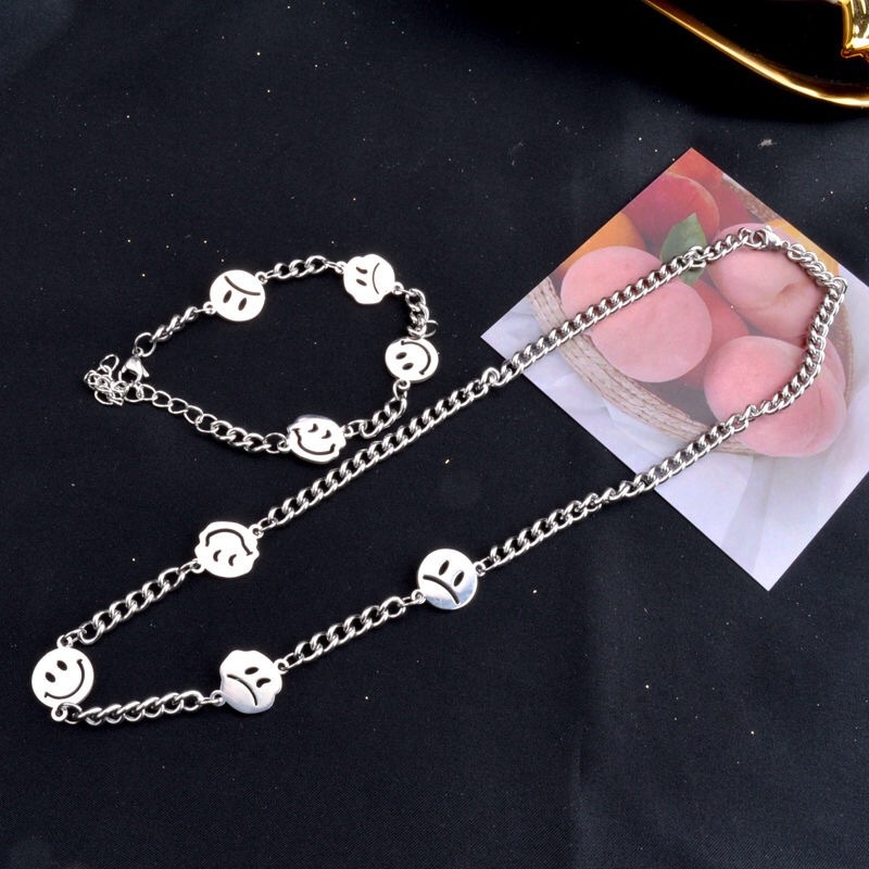 Tiktok kalung sederhana stainless steel Smiley kalung pria dan wanita jalan yang sama hip-hop titani