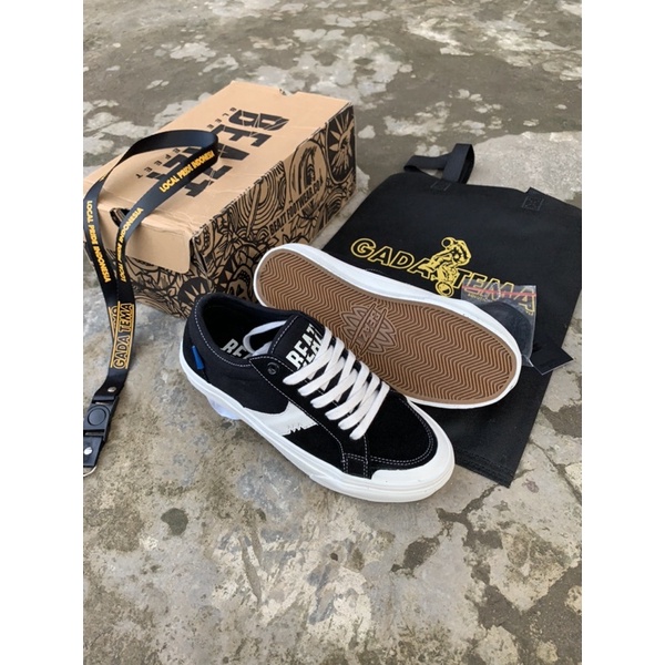 Sepatu beazt radix black white