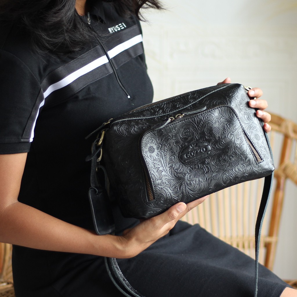 TAS SELEMPANG WANITA KULIT SAPI ASLI MODEL GISELA /  FREE GRAVIR NAMA DI GANTUNGAN TAS