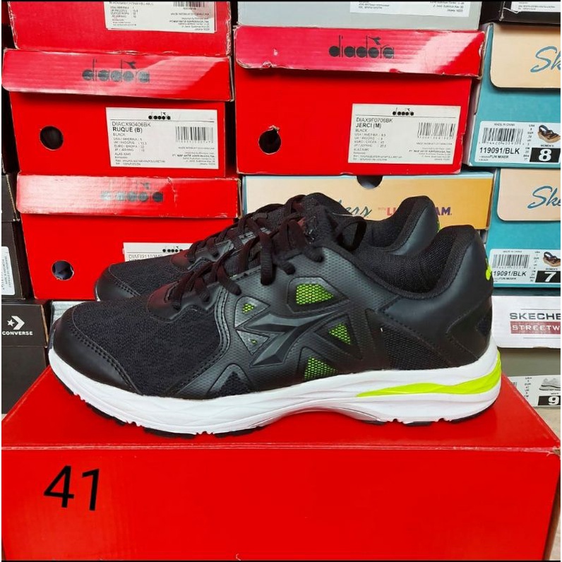 Sepatu pria Diadora
