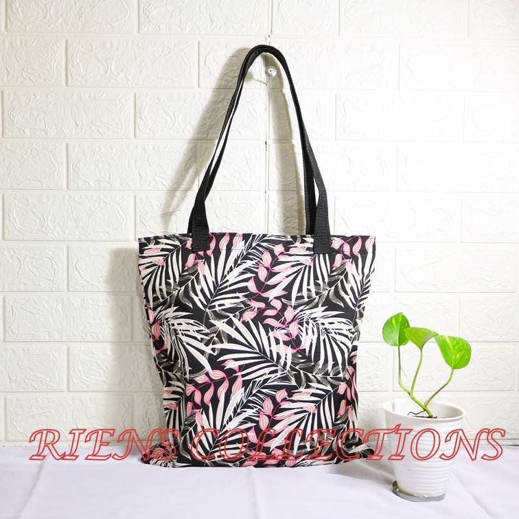 TOTEBAG KANVAS TAS KANVAS TAS WANITA TAS JOGJA SOUVENIR JOGJA MOTIF FLORAL PALM HITAM JAHITAN PREMIUM. Riens Collections