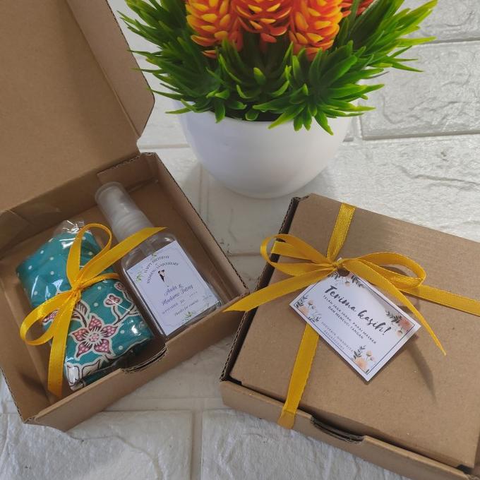 Souvenir Pernikahan Hand Sanitizer Spray 30 mL dan Masker Kemas Box